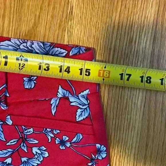 Roz & Ali  Women's Red Blue Floral‎ Flat Front Stretch Cropped Pants Size 6 - Picture 7 of 7